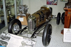 Trojnásobný vítěz Louis Meyer dobyl první vítězství na tomto voze Miller Special v roce 1928