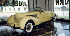 Cord 810 Supercharged Convertible Coupé z roku 1936, exponát muzea Auburn-Cord-Duesenberg v původním showroomu výrobce v Auburnu (Indiana)
