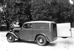 V zadní stěně dodávkového vozu byly jednokřídlé dveře bez okna (1934)