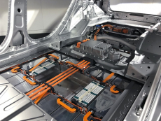Uspořádání článků akumulátoru v 36 modulech (každý 12 článků) v podlaze vozu