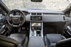 Součástí omlazeného interiéru je dvojice displejů na středovém panelu, stejně jako nové dotykové ovladače na volantu