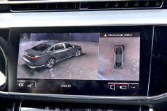 Příplatkový systém se čtyřmi kamerami nabízí řidiči i díky výkonnému procesoru a středovému dotykovému monitoru s brilantním rozlišením dokonalý „rozhled“ kolem vozu