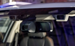 Sériové provedení systému EyeSight s dvojicí kamer umístěných přibližně 40 cm od sebe po stranách vnitřního zpětného zrcátka
