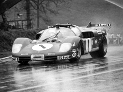 Jacky Ickx na 512 S (1010) v deštivém Brands Hatch, s Jackiem Oliverem dojel osmý, když stejný vůz odpadl z vedení v Sebringu 1970 (Andretti/Merzario)