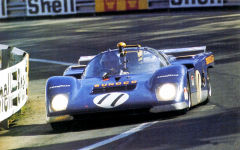 Ferrari 512 M (No.1040), přestavěný ze spideru 512 CanAm v týmu Penske, vedl ve 24 h Le Mans 1971 ­(Donohue/Hobbs po 4 h odpadli s poruchou motoru)