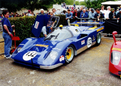 Nejrychlejší Ferrari 512 M (No.1040 týmu Penske/Kirk F. White s motorem v úpravě Traco) na snímku z Goodwoodu, nejlépe třetí ve 24 h Daytony 1971