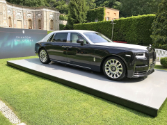 Rolls-Royce Extended Wheelbase „One of One“ s kombinací diamantové černé a andaluské bílé ukrývá ultraluxusní interiér