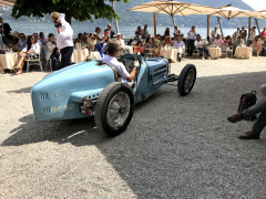 Blankytné Bugatti 59 (1934) vyhrálo třídu Titáni: špína, prach a nebezpečí. Čtyři z osmi vyrobených kusů využíval tovární tým; René Dreyfus zvítězil v GP Belgie. Poháněl je přeplňovaný řadový osmiválec (3257 cm3; 250 k/6200 min-1)