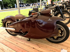 Motocyklový vítěz soutěže, bizarně kapotovaný italský Moto Major (1948) s jednoválcem 347 cm3 a unikátním zavěšením kol. Jeho konstruktér Salvatore Maiorce se specializoval na podvozky letadel. Kapotáž zhotovila letecká divize Fiatu. K sériové výrobě nedošlo