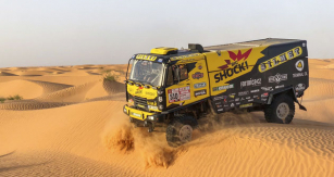 LIAZ týmu Big Shock Racing při přípravě v poušti