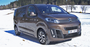 Citroën Spacetourer Shine Dangel 4x4 naaranžován na zasněžené louce v horách