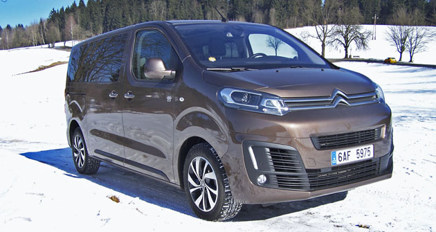 Citroën Spacetourer Shine Dangel 4x4 naaranžován na zasněžené louce v horách Citroën Spacetourer Shine Dangel 4x4 naaranžován na zasněžené louce v horách
