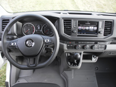 Pracoviště řidiče je velmi prakticky řešené, volant lze nastavit ve dvou rovinách, ergonomicky bezchybné