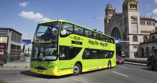 Vyhlídkový autobus Volvo před pražským hlavním nádražím