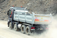 Dynamická prezentace stavebních vozidel Scania XT ve vápencovém lomu v Brně byla umocněna možností nechat “svůj” vůz naložit a dorazit k drtiči, kde bylo možno náklad vysypat.