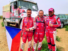 Vítězná posádka kategorie „kamiony“ v cíli – zprava Aleš Loprais, Ferran Marco Alcayna a Petr Pokora.