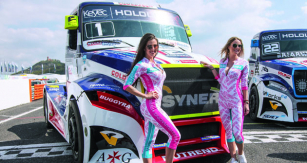 Zatímco se promotér slavné Formule 1 vzdal tzv. Grid Girls, Buggyra Racing se v ETRC zatím něčeho podobného neobává – a jak vidno, je také dokonale z tohoto hlediska připravena.