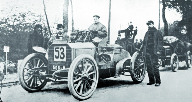 William K. Wanderbilt ve voze Mercedes Simplex – jeden z extra bohatých zákazníků Emila Jellineka.