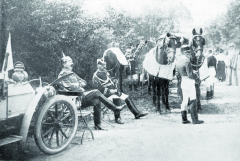 Kočár pro císaře, vlevo Mercedes přistavený též pro potřeby jeho výsosti německého imperátora.