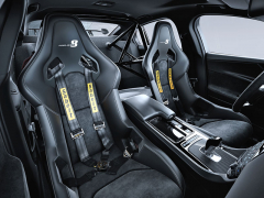 Jaguar XE SV Project 8 je navržen ve dvou verzích: dvoumístné Track s výztuhami místo zadních sedadel (na fotografii) a klasickém čtyřmístném provedení, jež je u zákazníků žádanější