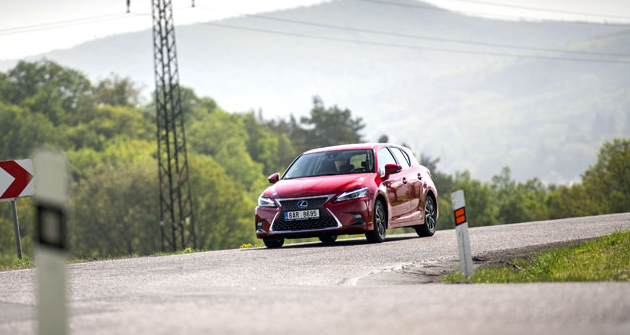 Kompaktní Lexus CT 200h dostal výraznou masku chladiče v roce 2017