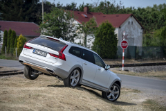 Světlá výška je solidních 210 mm, velké dráhy propružení však nečekejte