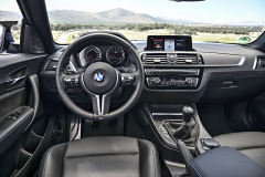 Výbava BMW M2 Competition je bohatá a obsahuje například i navi­gační systém a kožené čalounění