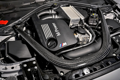 Motor z BMW M3/M4 a vodní chladič stlačeného vzduchu umístěný viditelně nad motorem. Spolu s novým motorem M2 Competition od větších sourozenců převzalo také výztuhy v přední části karoserie včetně vzpěry z uhlíkových kompozitů