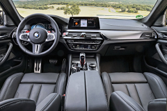 BMW má propracovanou logiku nastavování různých systémů vozu. Dvě nastavení lze uložit pod tlačítka M1 a M2 na volantu – jimi se lze navíc také vrátit ke komfortnímu nastavení