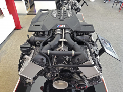 Motor 4,4 litru V8 s dvojicí dvoukomorových turbodmychadel zaujme nejen samotným výkonem, ale také rychlostmi reakcí i schopností točit přes 7000 min-1