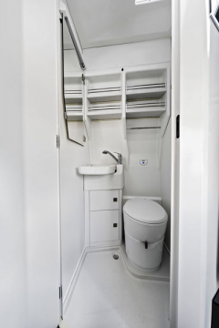 Důmyslně řešená koupelna s WC je umístěna uprostřed obou verzí modelu Grand California