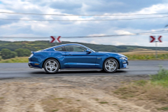 Modernizace vtiskla Mustangu ještě vytříbenější, celkově lépe sladěné a evropským zvykům bližší jízdní vlastnosti