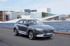 Z praktického pohledu je vodíkový Hyundai Nexo nevšedně tvarovaný a především prostorný crossover, který se při jízdě chová jako klasický elektromobil. Prodávat se bude i na českém trhu