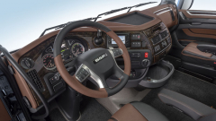 Pracoviště řidiče modelu DAF XF 480 je bohatě a komfortně vybavené. Ergonomie rozmístění ovládacích a komfortních prvků je takřka bezchybná