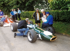 Jihoafričan Sam Tingle za volantem Brabhamu BT24/02 Repco V8 formule 1, s nímž byl Denny Hulme mistrem světa 1967