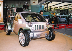 Třísedadlový Jeep Trio Concept je elektromobilem s palivovými články, představil se na autosalonu v Tokiu 2003