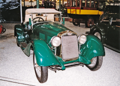 O.M. (Officine Meccaniche) typ 665, italský dvoulitrový šestiválec, který vyhrál první závod Mille Miglia 1927 (na snímku model 1931)