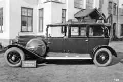 Landaulet Tatra 31 s karoserií Petera z jara 1929 s nosičem zavazadel na střeše