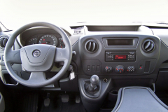 Opel – Pracoviště řidiče je zcela shodné s ostatními karosářskými verzemi Movana. Má dostatek odkládacích míst a praktický design