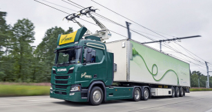 Automobil Scania na elektrifikované dálnici v Německu