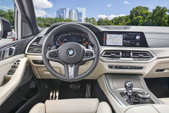 Čtvrtá generace X5 je prvním vozem BMW přinášejícím nový koncept obsluhy s novou grafikou či možností online aktualizace