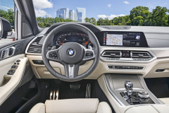 Čtvrtá generace X5 je prvním vozem BMW přinášejícím nový koncept obsluhy s novou grafikou či možností online aktualizace