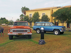 První generace typu Jeep Cherokee nesla označení SJ. Vlevo Cherokee Levi Edition (1978) připravený ve spolupráci s producentem kalhot Levi-Strauss, vpravo o dva roky novější Cherokee ve vrcholném provedení Chief. Oba pohání V8 OHV s objemem 5,9 l a výkonem 130 kW (177 k) v kombinaci s třístupňovou samočinnou převodovkou. Obě nápravy jsou tuhé a zavěšené na podélných půleliptických perech a kapalinových tlumičích