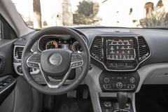 Palubní desky Jeepu Cherokee se čerstvý facelift dotkl pouze okrajově. Jejímu středu vévodí dotykový monitor čtvrté generace multimediálního systému Uconnect s úhlopříčkou až 8,4 palce