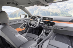 V typu Q3 nemá displej navigace haptickou odezvu jako ve větších typech Audi. Ovladače klimatizace jsou mechanické