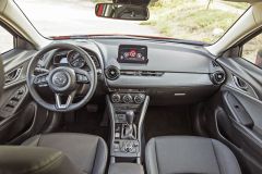 Palubní deska pochází z hatchbacku Mazda 2. Působí jednoduše a je dostatečně funkční