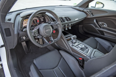 Nízko umístěná sedadla a výrazné zaměření na řidiče, typické pro všechny verze Audi R8. Jízdní režimy se volí tlačítkem na volantu