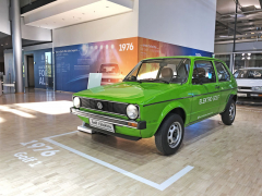 Golf 1 Elektro vznikl v počtu 20 kusů mezi roky 1976 a 1981. S motorem o výkonu 15 kW (20 k) pohánějícím přední kola jel až 80 km/h, akumulátory 13,4 kWh stačily na přibližně 50 km jízdy