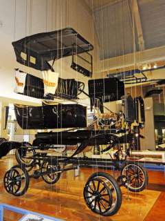 Legendární Ford T v názorném rozložení na hlavní díly; automobil, který postavil na kola celý svět (přes patnáct milionů, toto je model 1923)