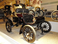 Oldsmobile Curved Dash z roku 1903, jeden z prvních sériově vyráběných automobilů